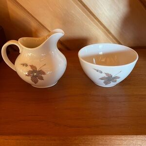 Elegant Cream and Sugar Set with Leaf Design